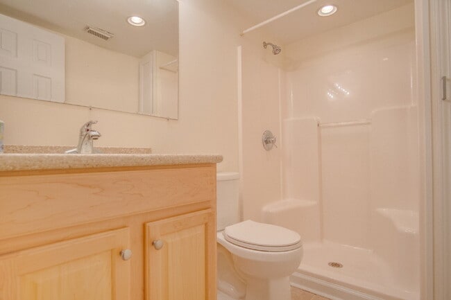 Building Photo - Stylish Condo in Waterfront Bayview Terrace – Updated Interiors, In-Unit Washer/Dryer, Access to ...