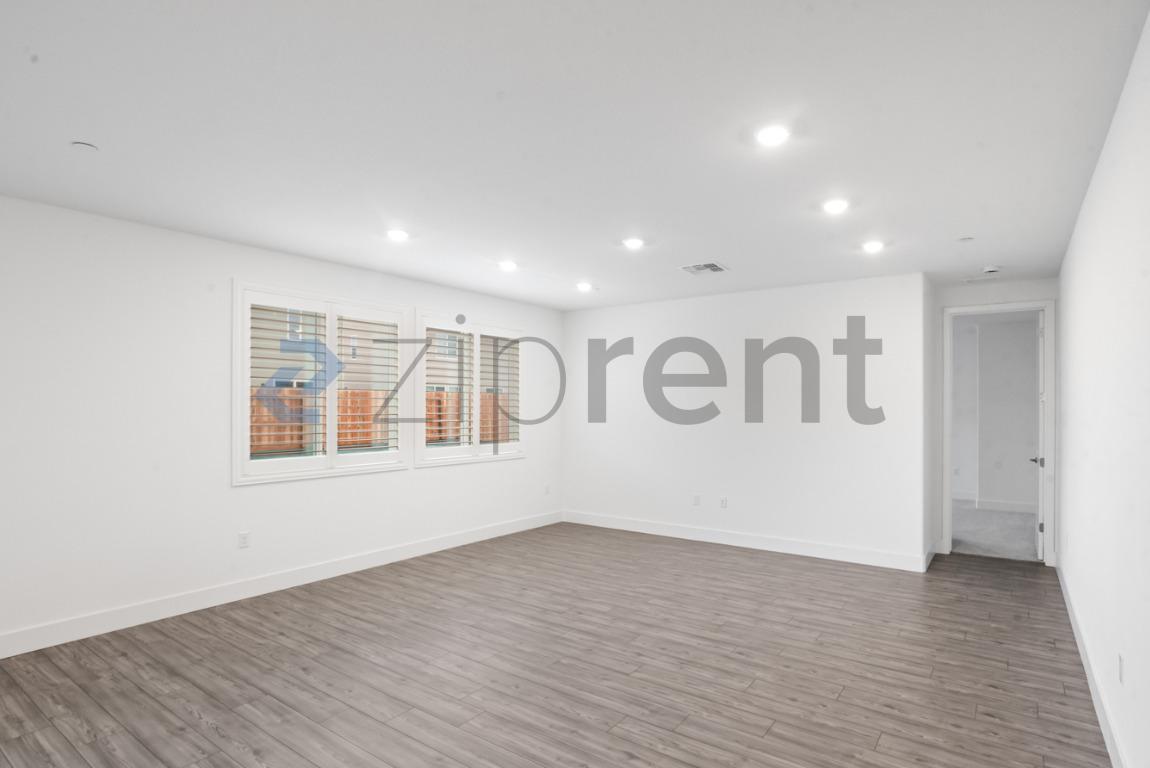 Building Photo - Unit