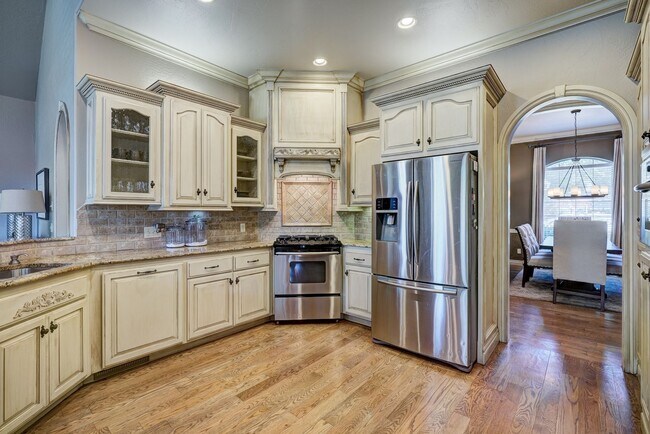 Building Photo - Luxury 5 Bedroom Home in Fairfax Estates + Safe Room + Memorial High + Easy Access to I-35