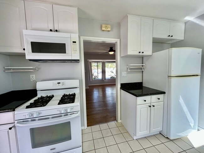 Building Photo - 2 Bed 1 Bath House with Large Yard in Cent...