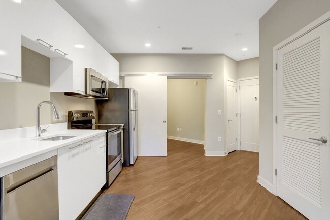 Building Photo - 1 bedroom 1 bathroom condo available immed...