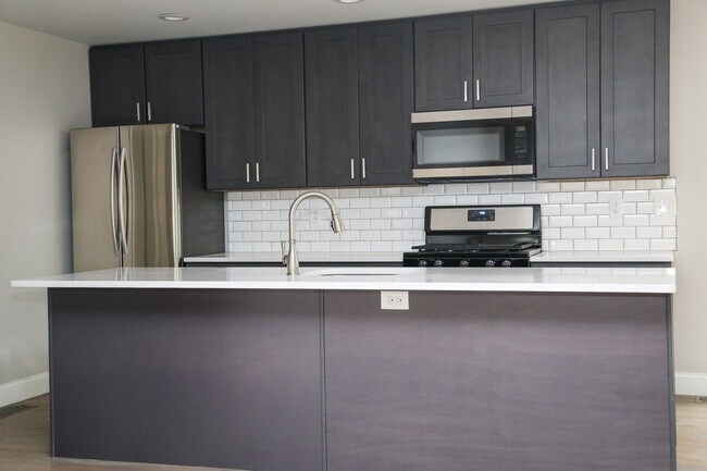 Building Photo - Newly Built 6br/3ba- Steps away from PC!