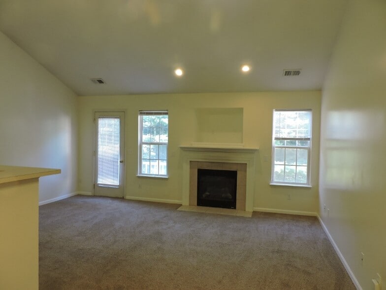 Building Photo - 668 Olde English Cir