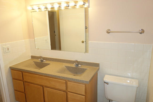 Building Photo - 300 Meadow Ct