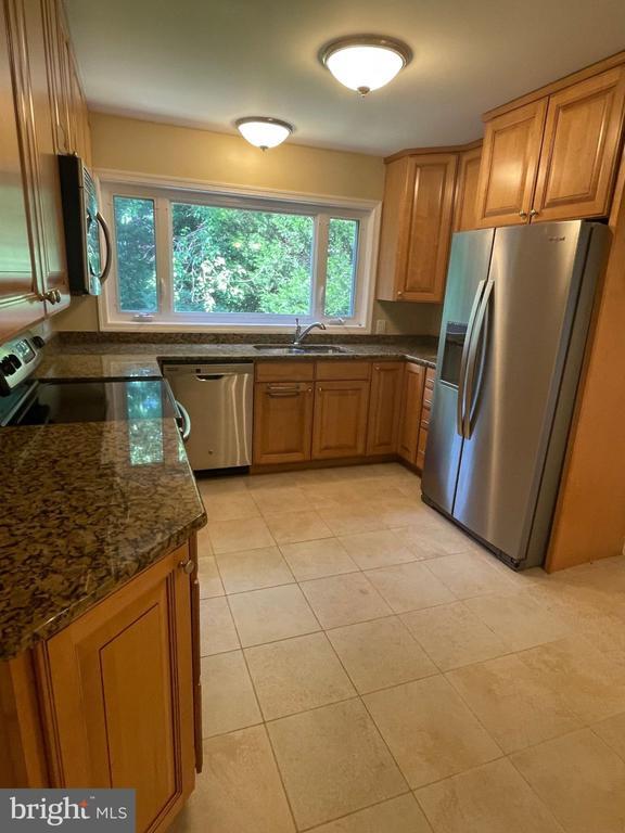 Building Photo - 1040 Warbler Pl