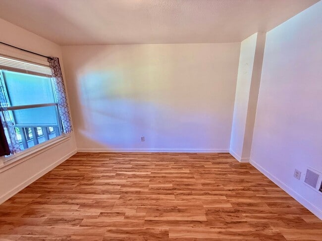 Building Photo - Charming 2-bedroom, 1-bathroom Duplex Loca...