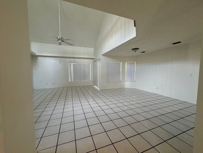 Building Photo - Spacious Home