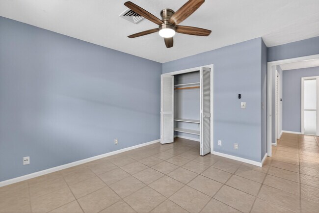 Building Photo - 423 Pine Tree Ct