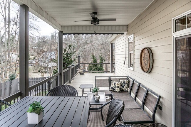 Building Photo - Stunning Custom Built Home in Ridgefields