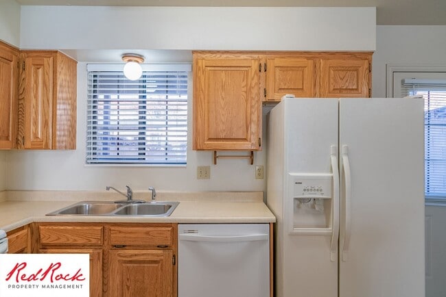 Building Photo - Charming 2 Bedroom Townhome
