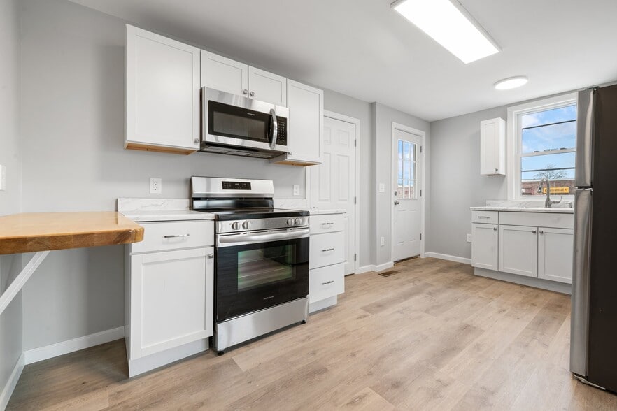 Building Photo - 113 Temple St