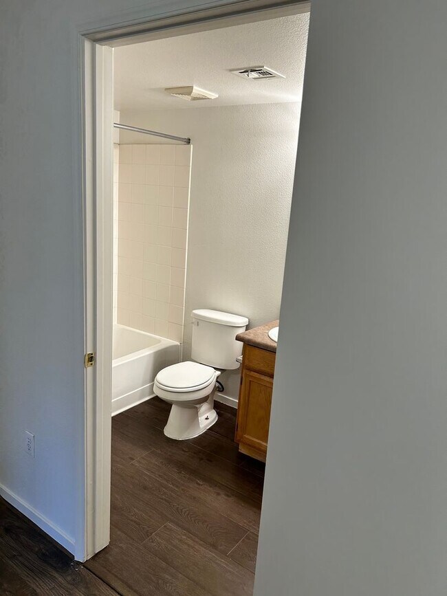 Building Photo - Beautiful unfurnished 2 bedroom in the Sou...