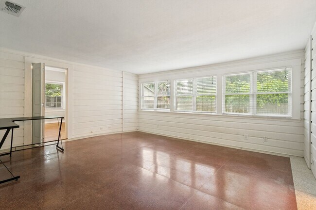 Building Photo - CHARMING ALAMO HEIGHTS COTTAGE