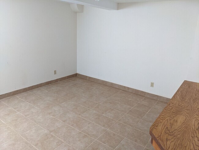 Building Photo - Large 3+ bedroom