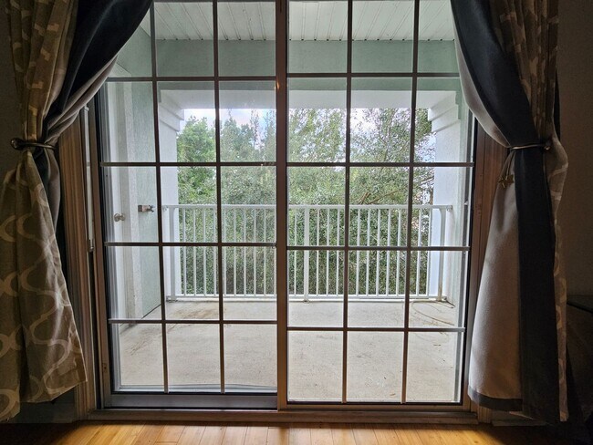 Building Photo - Top floor 3/2 unit in the gated Summer Key...