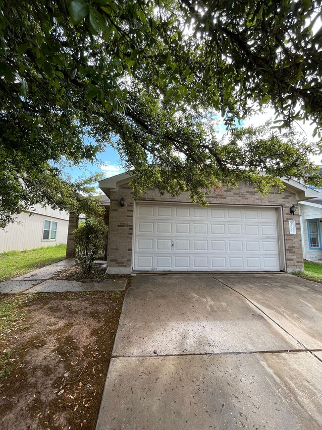 Building Photo - 3 Bedroom 2 bath NEAR TESLA!