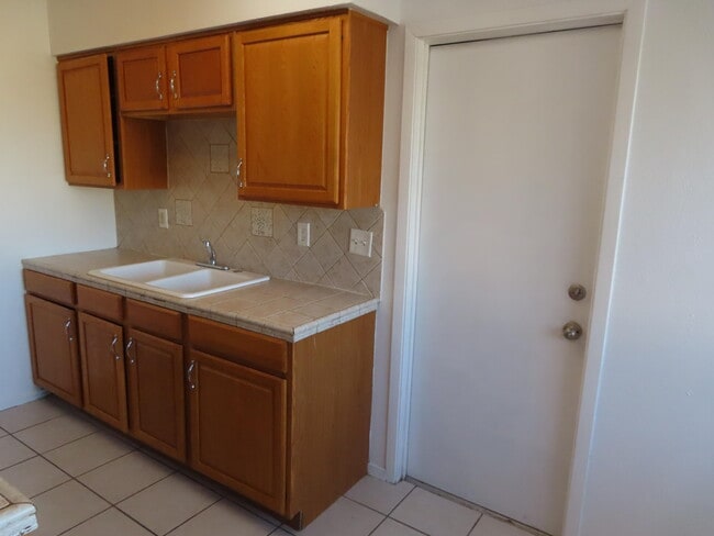 Building Photo - 10052 Kenworthy St