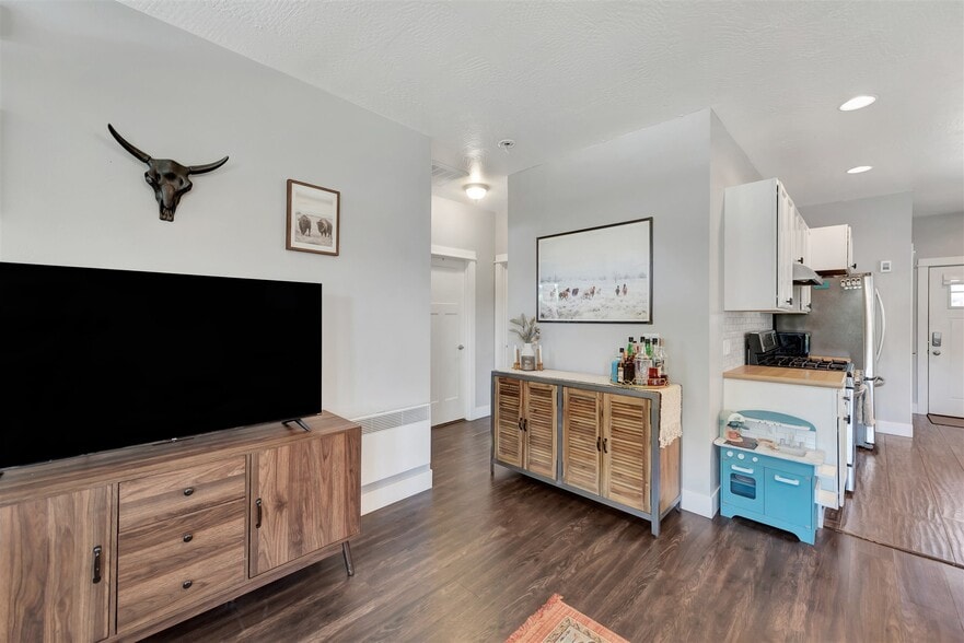 Building Photo - 365 Hiberta St