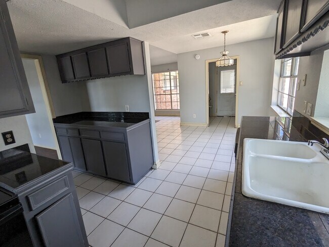 Building Photo - 7003 Livery Ln