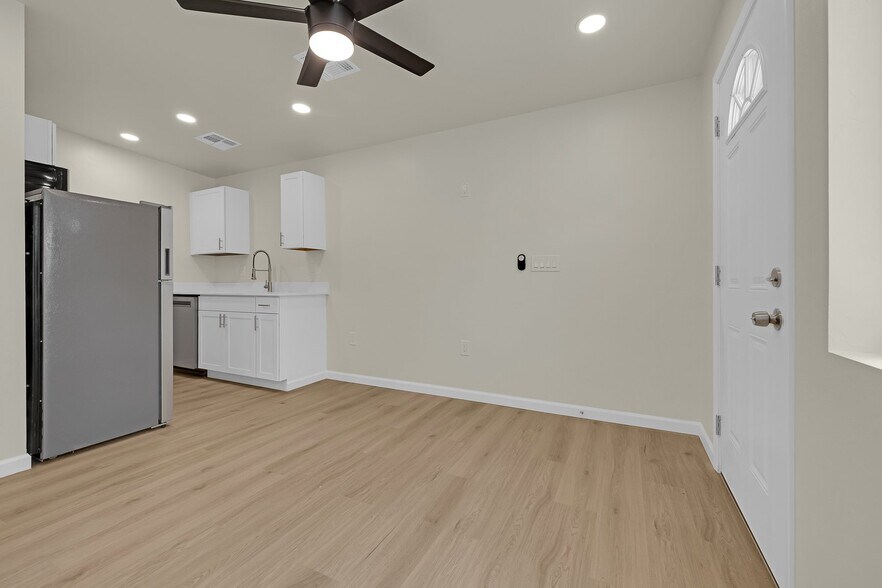 Building Photo - 207 E Valeska Rd