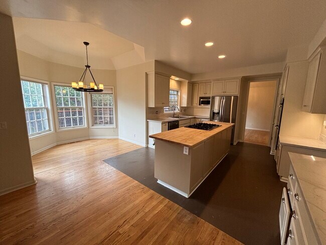 Building Photo - 740 Oak Crest Cir