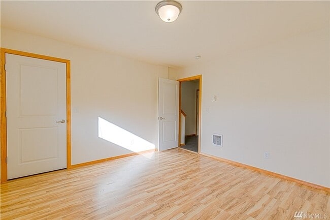 Building Photo - Charming 3-Story townhome located near Hig...