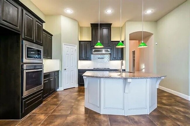 Building Photo - Entertainer's Home in Forney!