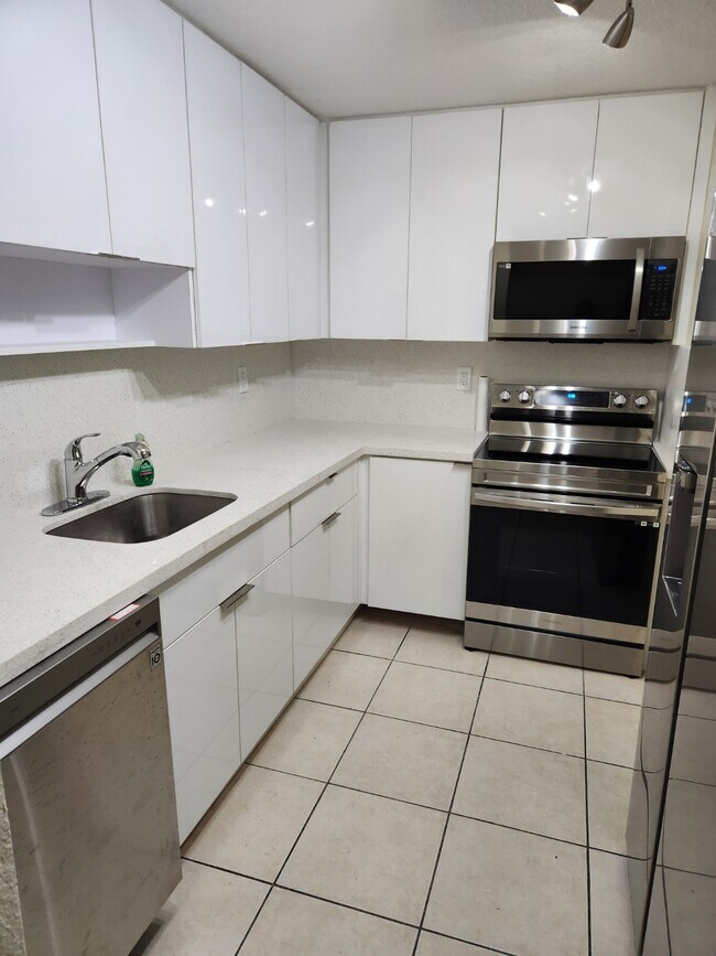 Building Photo - 9950 N Kendall Dr