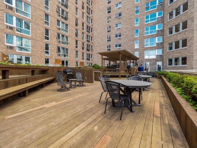 Building Photo - 433 S 7th St