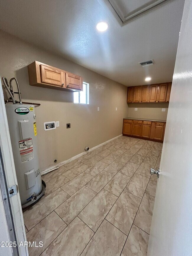 Building Photo - 523 N Los Feliz Dr
