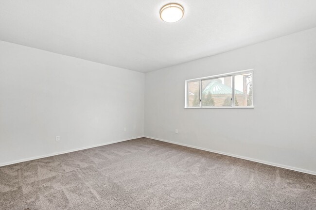 Building Photo - Stunning 4 bedroom in McKees Rocks availab...