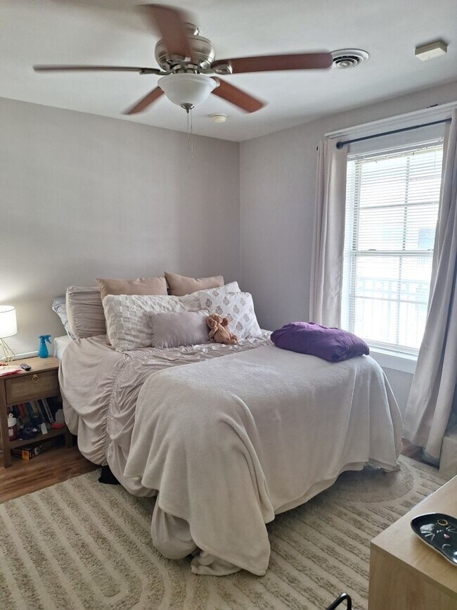 Building Photo - Walking distance to UT