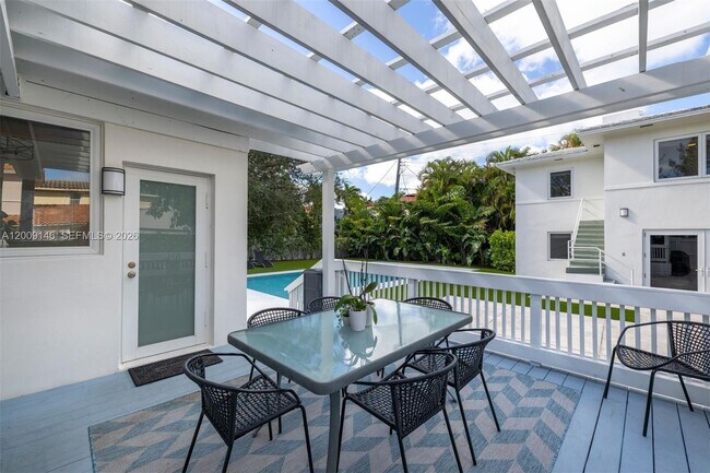 Building Photo - 4340 Pine Tree Dr