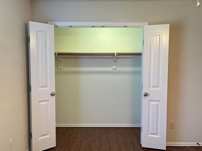 Building Photo - 3 bedroom/2 bath duplex in Midway ISD