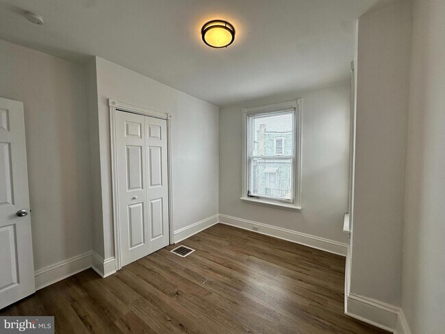 Building Photo - 7 6th Ave