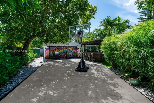 Building Photo - 14615 NE 3rd Ct