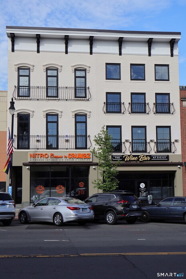 Building Photo - 424 Main St