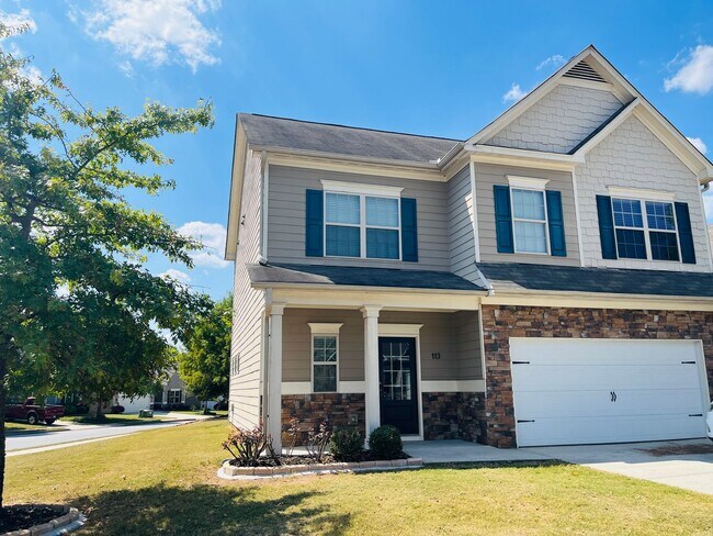 Building Photo - Wow! Check out this charming 3 bedroom 2.5 bathroom home in Newnan!