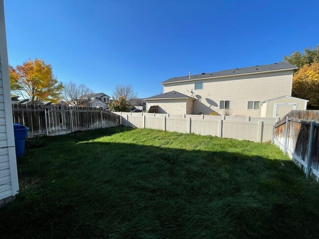 Building Photo - Ready Now / 4 Bed PLUS Large BONUS ROOM and 2.5 BA great spacious home!
