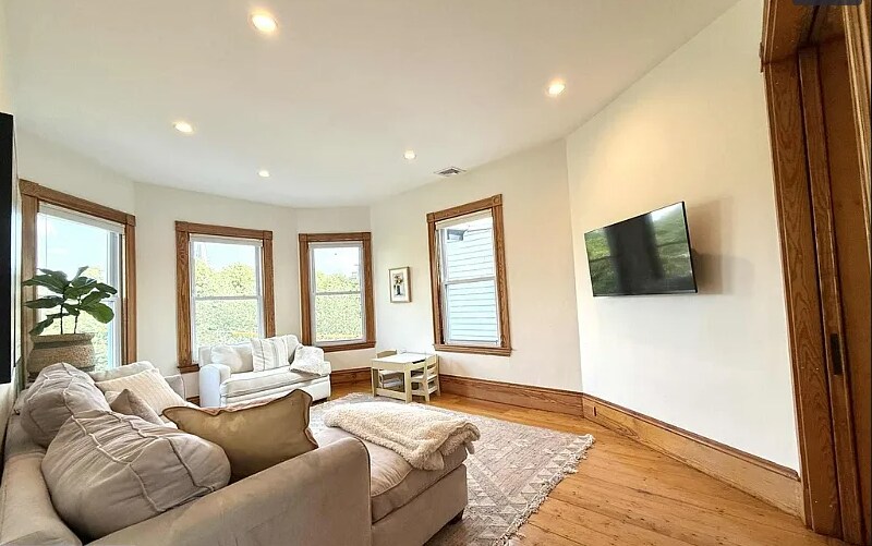 Building Photo - 14 Saint Martin St