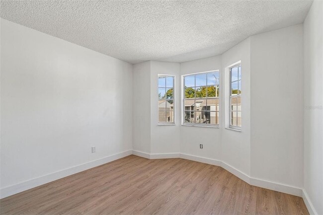 Building Photo - 4511 S Oak Dr