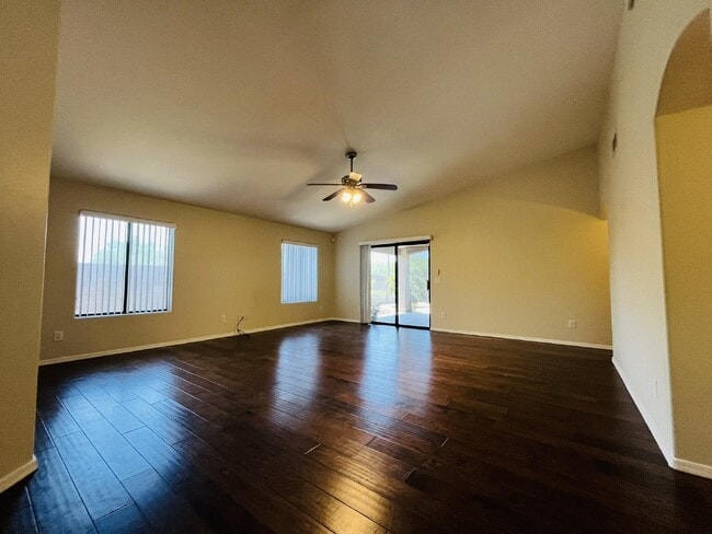 Building Photo - 3 Bedroom Home in North Phoenix