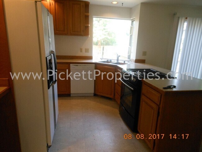 Building Photo - Large 3 Bedroom Home in Great Ridgetop Loc...