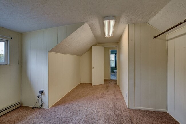 Building Photo - Charming and Spacious Home!