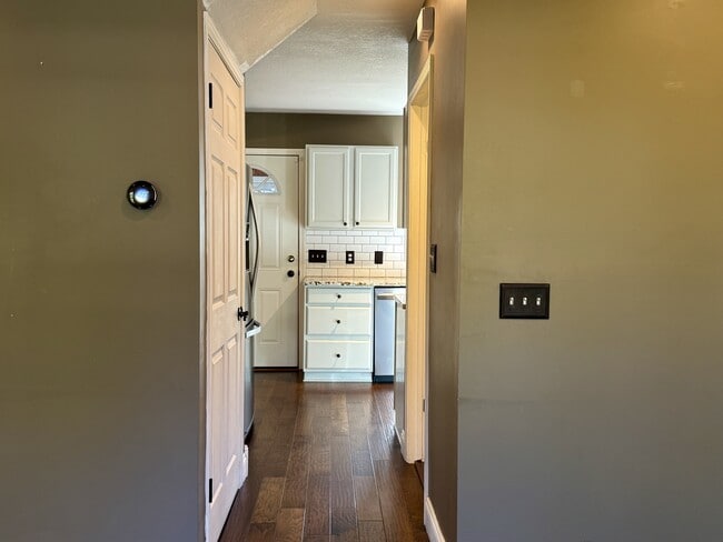 Building Photo - 718 Indianola Ave