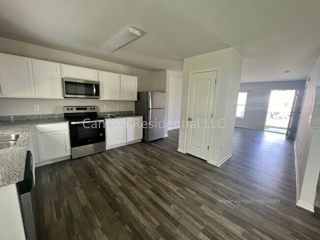 Building Photo - Beautiful 3b Room!Move in ready!