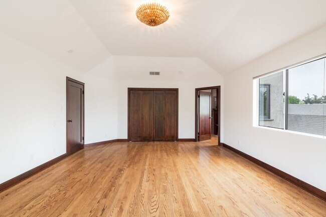 Building Photo - 6 Bed 5 Bath House with Fully Converted Co...