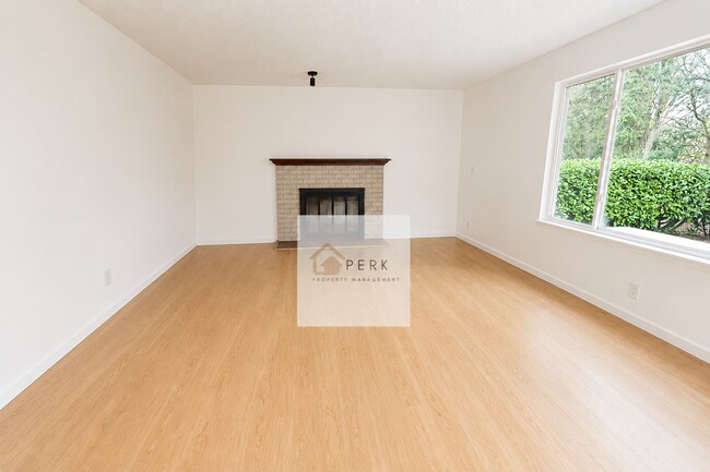 Building Photo - Beautiful 5 Bedroom / 3 Bath Home