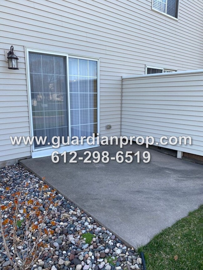 Building Photo - End Unit Townhouse Available May 1st, Vaulted Ceilings, Loft Area, Patio w/Yard Space, 2 Car Gara...