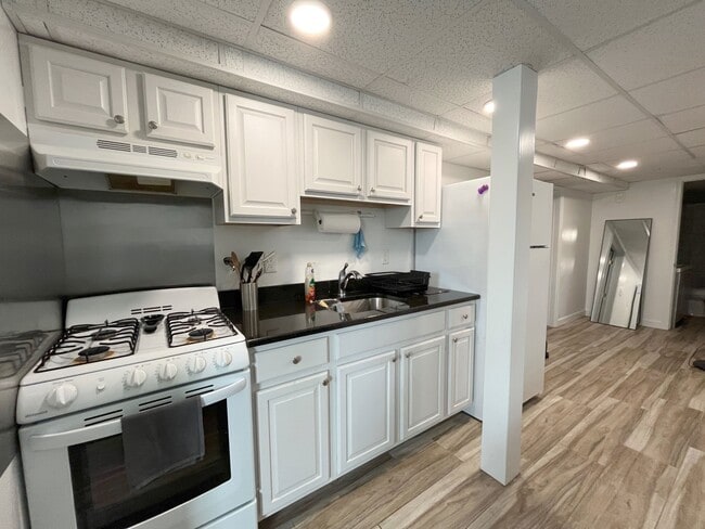 Building Photo - 376 Riverway